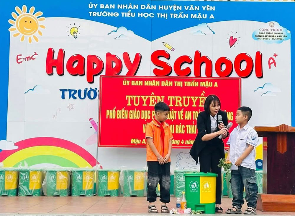 Đoàn viên thanh niên thành phố Yên Bái thực hiện thu gom rác thải, góp phần bảo vệ môi trường.