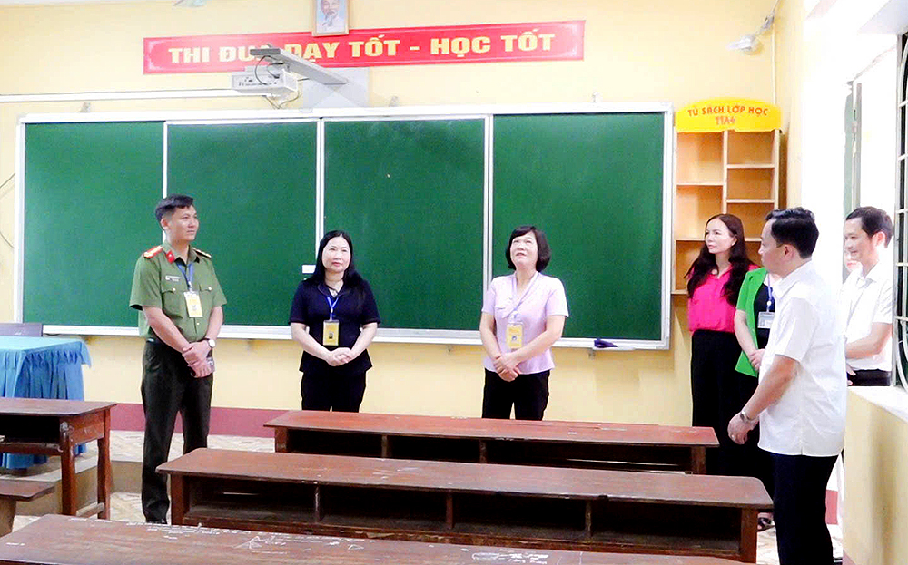 Phó Chủ tịch UBND tỉnh Vũ Thị Hiền Hạnh kiểm tra công tác chuẩn bị thi tốt nghiệp THPT tại huyện Văn Yên.