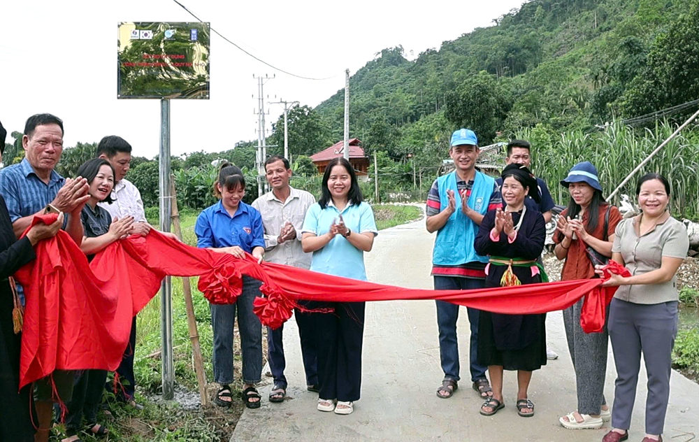 Hội LHPN tỉnh Yên Bái bàn giao các công trình tiện ích quy mô nhỏ khắc phục hậu quả bão số 3 YAGI tại huyện Lục Yên