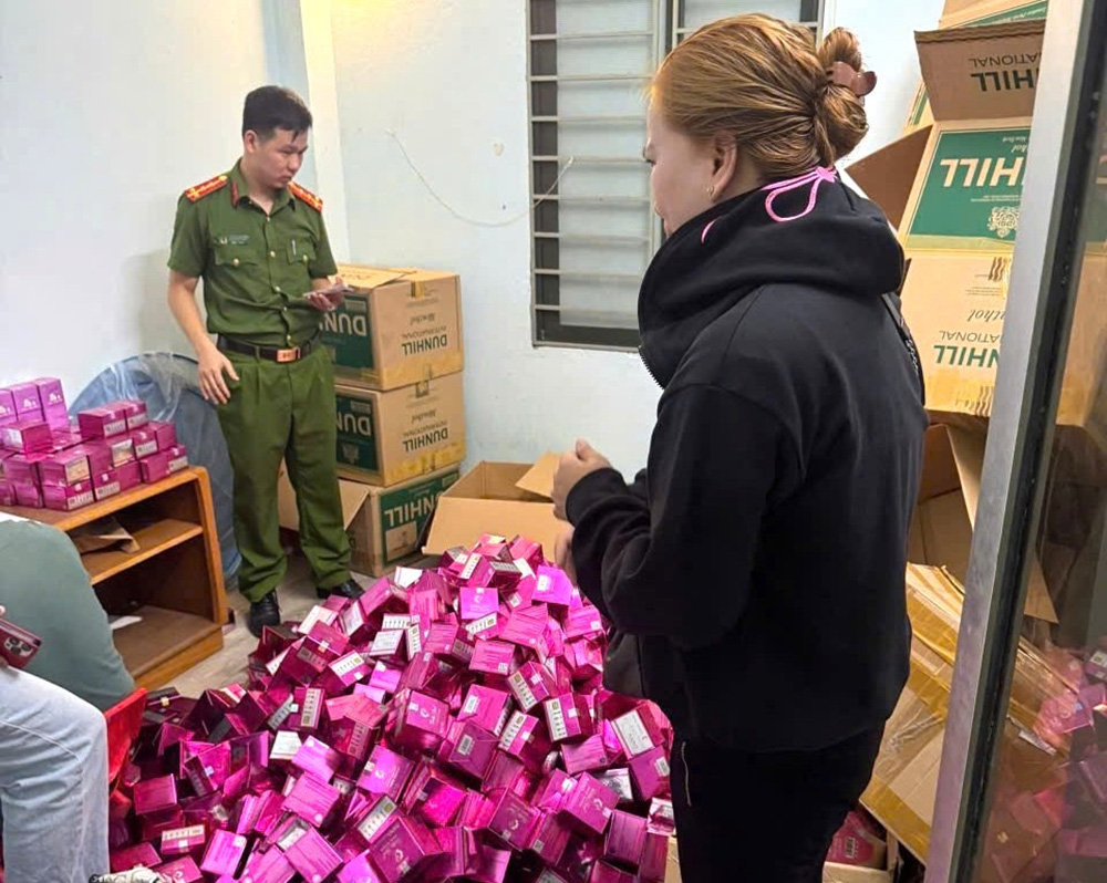 Công an kiểm tra phát hiện hàng ngàn sản phẩm kem dưỡng da các loại.