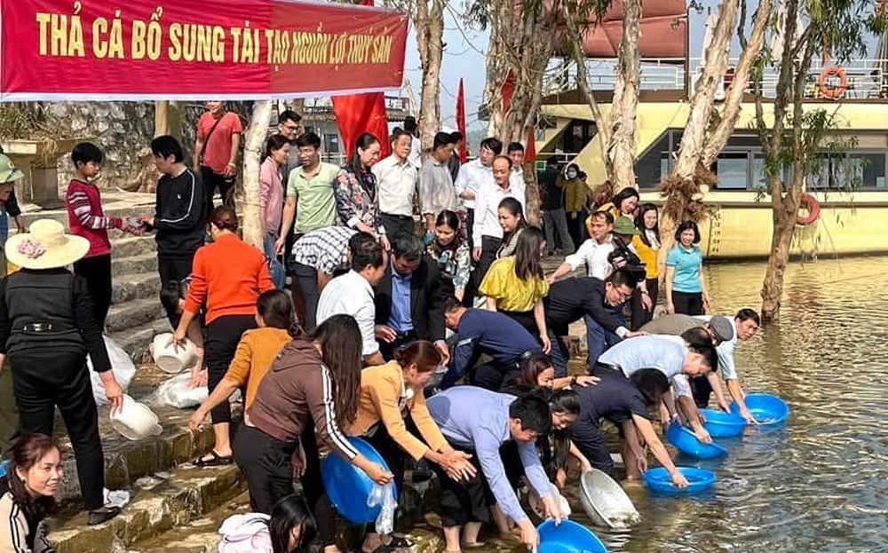 Cán bộ, nhân dân huyện Yên Bình thả cá bổ sung tái tạo nguồn lợi thủy sản trên hồ Thác Bà.