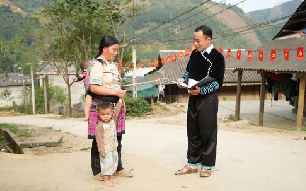 Bí thư Chi bộ, Trưởng thôn Vàng A Sò vận động nhân dân thực hiện tốt các chủ trương, đường lối của Đảng, chính sách, pháp luật của Nhà nước.