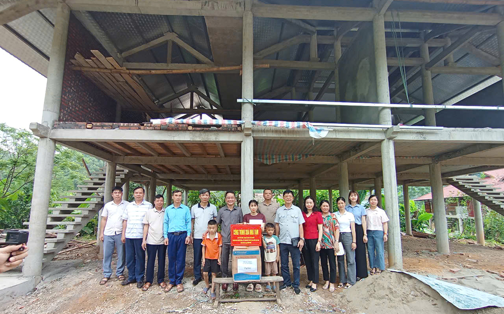 Sở Tư pháp, Báo Pháp luật Việt Nam hỗ trợ kinh phí xóa nhà tạm cho gia đình chị Đặng Thị Hưởng ở thôn Trung Tâm, xã Yên Thành, huyện Yên Bình.