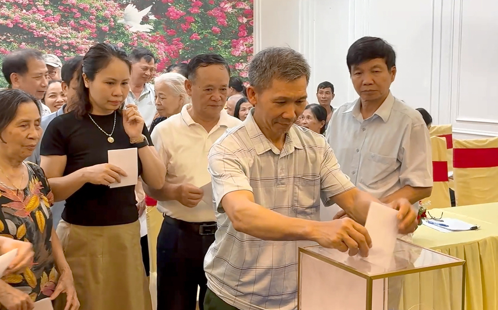 Nhân dân phường Đồng Tâm, thành phố Yên Bái đồng lòng ủng hộ chủ trương sáp nhập các xã, phường thông qua những lá phiếu.