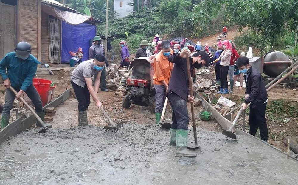 Người dân thôn Bản Van, xã Gia Hội bê tông hóa đường giao thông nông thôn.