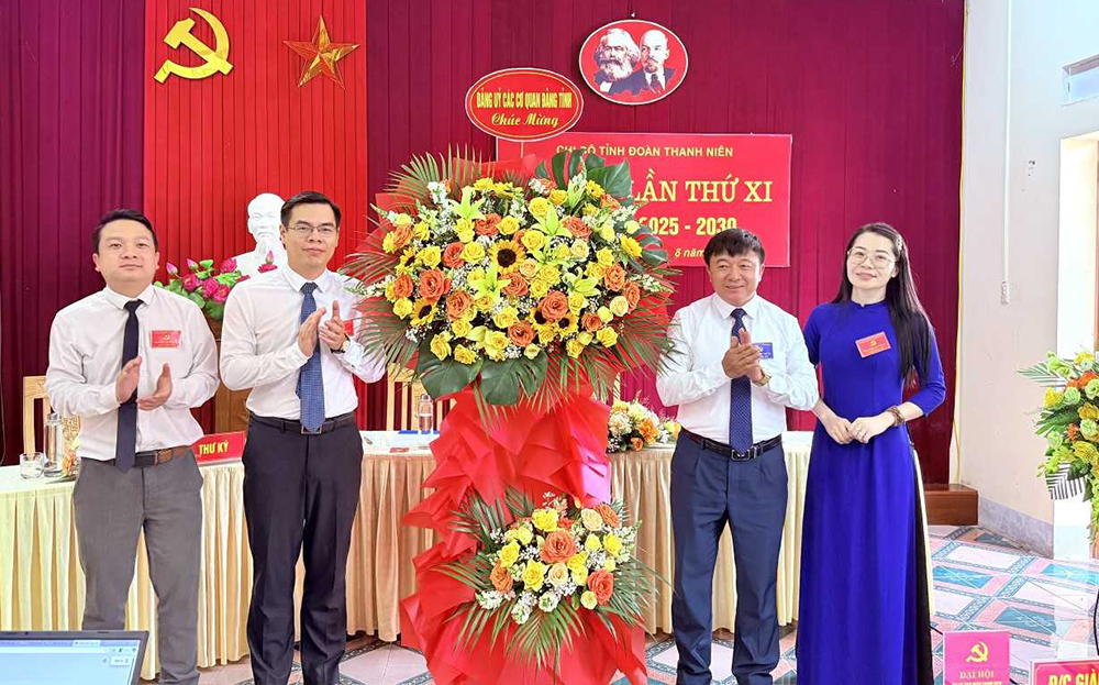 Đồng chí Giàng A Tông - Ủy viên Ban Thường vụ Tỉnh ủy, Phó Bí thư Thường trực Đảng ủy các Cơ quan Đảng tỉnh, Chủ tịch Ủy ban Mặt trận Tổ quốc tỉnh tặng hoa chúc mừng Đại hội.