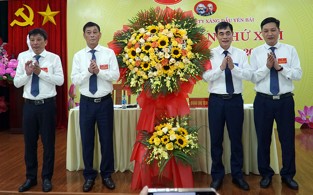 Đồng chí Đỗ Quang Minh - Phó Bí thư chuyên trách Đảng uỷ UBND tỉnh tặng hoa chúc mừng Đại hội.