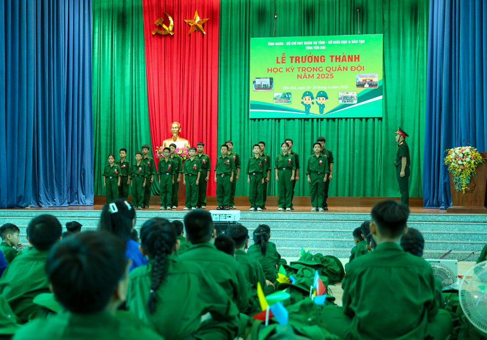 Các chiến sỹ nhí thực hiện nội dung báo cáo rèn luyện.