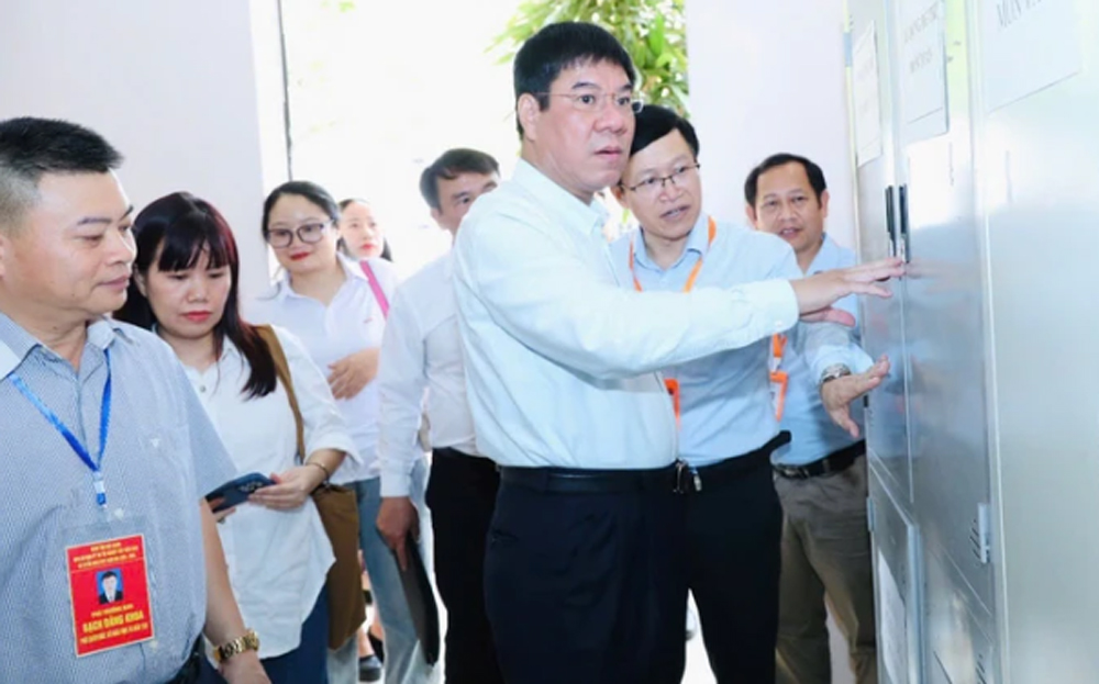 GS Huỳnh Văn Chương, Cục trưởng Cục Quản lý chất lượng - Bộ GD-ĐT cùng đoàn công tác kiểm tra việc chuẩn bị thi tốt nghiệp THPT ở Phú Thọ.