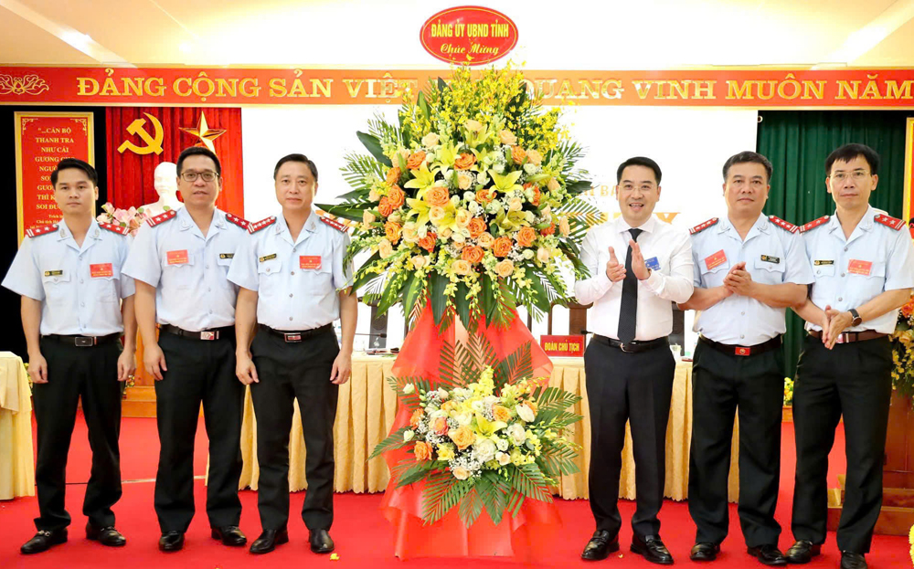 Đồng chí Nguyễn Tuấn Anh - Phó Bí thư Tỉnh ủy, Bí thư Đảng ủy, Chủ tịch UBND tỉnh (thứ 3, từ phải sang) tặng hoa chúc mừng Đại hội Đảng bộ Thanh tra tỉnh lần thứ X, nhiệm kỳ 2025 - 2030.