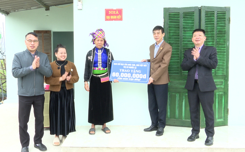 Lãnh đạo Thị ủy thị xã Nghĩa Lộ thăm, động viên và trao quà cho hộ nghèo trong Đề án xóa nhà tạm, nhà dột nát 2025.