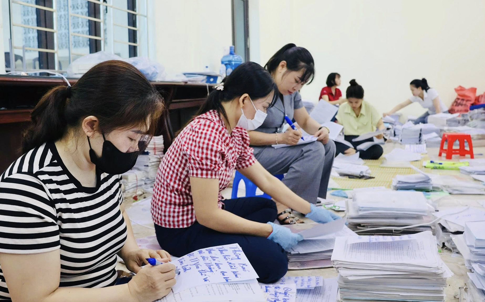 Cán bộ, công chức huyện Lục Yên miệt mài chỉnh lý, số hóa hồ sơ tài liệu “chạy đua với thời gian” để kịp tiến độ sắp xếp đơn vị hành chính mới.