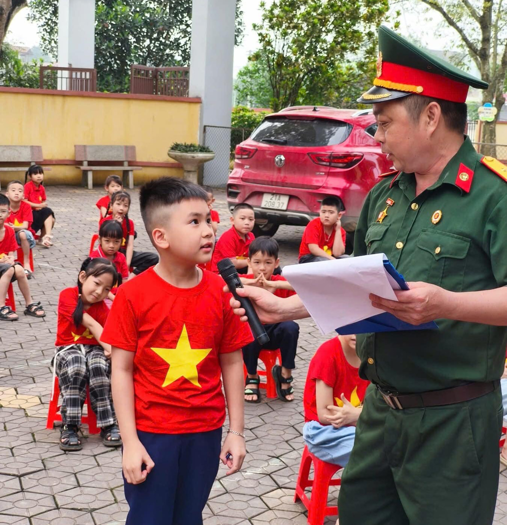 Hội Cựu chiến binh xã Văn Phú, thành phố Yên Bái tổ chức nói chuyện truyền thống cho học sinh Trường Tiểu học và Trung học cơ sở Văn Phú.
