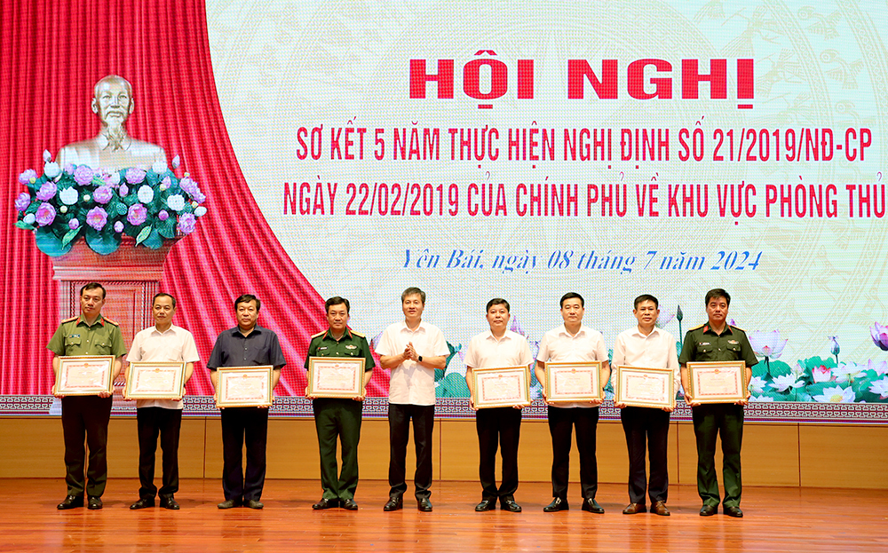 Đồng chí Ngô Hạnh Phúc - Ủy viên Ban Thường vụ Tỉnh ủy, Phó Chủ tịch UBND tỉnh tặng Bằng khen cho các tập thể, cá nhân có thành tích xuất sắc trong tổ chức thực hiện Nghị định số 21/2019/NĐ-CP của Chính phủ về KVPT tỉnh.