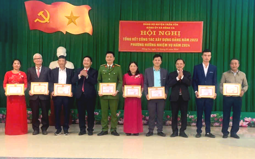 Anh Hà Xuân Hòa (người thứ 4, phải sang) nhận khen thưởng của Đảng ủy xã Hồng Ca năm 2023.