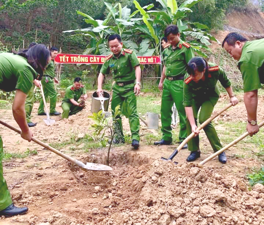Cán bộ, chiến sỹ Công an Yên Bái tham gia Tết trồng cây.