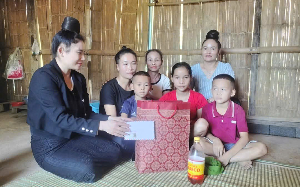 Chị Nguyễn Thị Thiết (ngoài cùng, bên trái) thăm hỏi, động viên hội viên mắc bệnh hiểm nghèo, có hoàn cảnh khó khăn, đơn thân nuôi con.