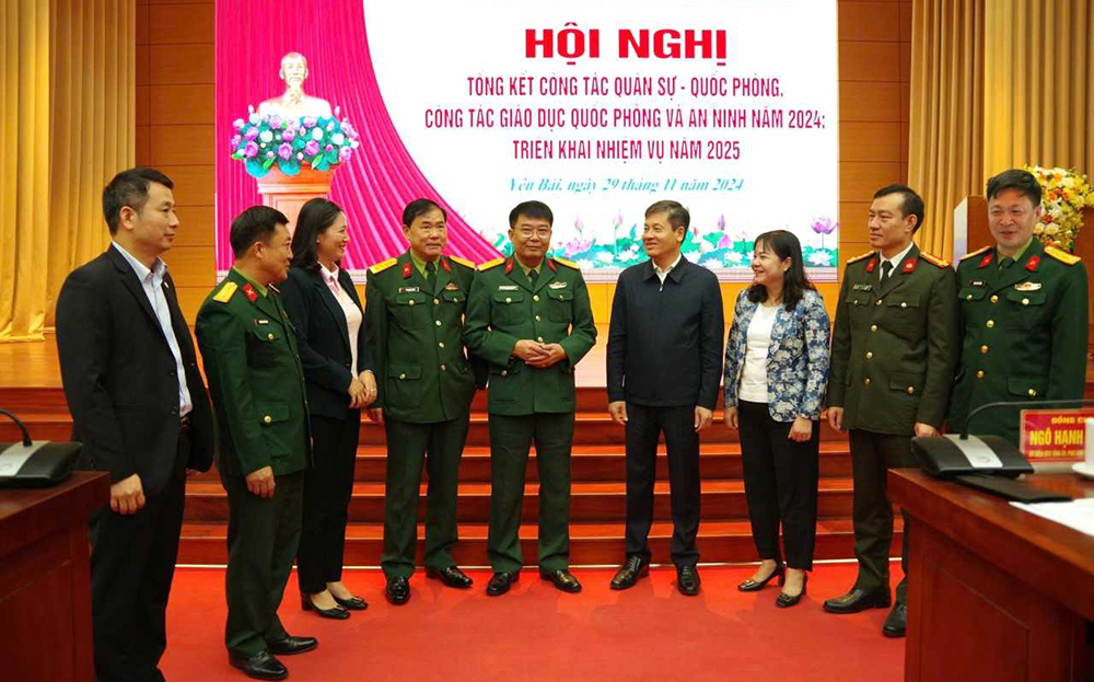 Đại tá Phạm Viết Khánh (đứng ngoài cùng bên phải) cùng các đồng chí lãnh đạo Quân khu II, lãnh đạo tỉnh, thủ trưởng Bộ CHQS tỉnh trao đổi kinh nghiệm công tác quân sự quốc phòng