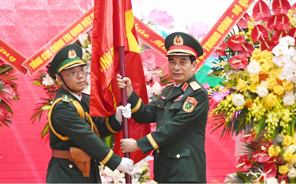 Đại tướng Phan Văn Giang trao Quân kỳ Quyết thắng tặng Ban chỉ huy Bộ đội Biên phòng trực thuộc Bộ Chỉ huy quân sự các tỉnh thuộc Quân khu 2.