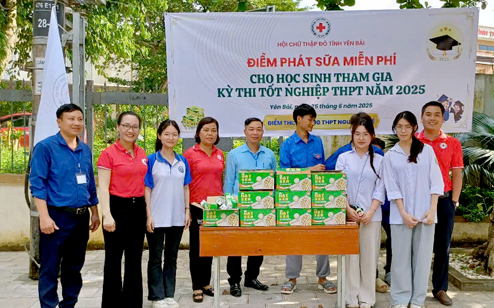 Điểm phát sữa cho học sinh tham gia Kỳ thi tốt nghiệp THPT tại điểm thi Trường THPT Nguyễn Huệ, thành phố link vào dafabet