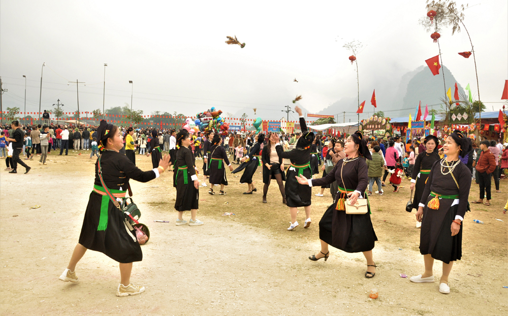 Người dân xã Mường Lai vui hội Xo May.