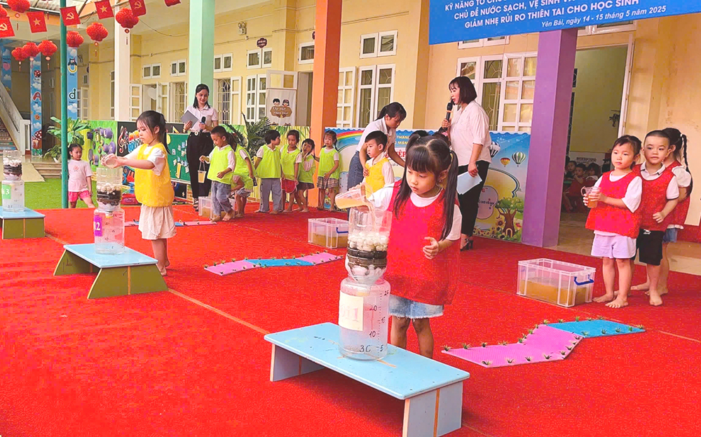 dafabet link sinh Trường Mầm non Yên Thịnh, thành phố Yên Bái với trò chơi lọc nước để tìm hiểu về nước sạch tại buổi truyền thông nước sạch, vệ sinh và giảm nhẹ rủi ro do thiên tai.