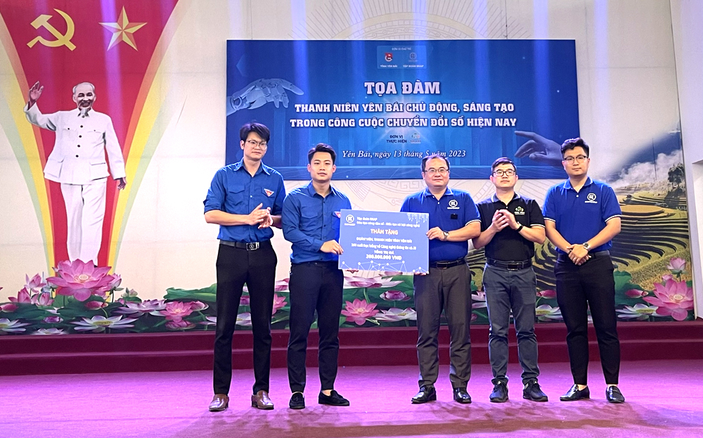 Lãnh đạo Tập đoàn BKAPGROUP, Tỉnh đoàn trao 100 suất học bổng về công nghệ thông tin cho học sinh tại chương trình “Thanh niên Yên Bái chủ động, sáng tạo trong công cuộc CĐS hiện nay”.