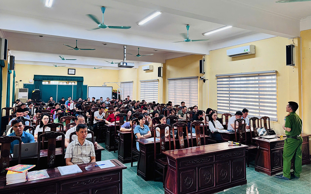 Cán bộ Phòng Cảnh sát Phòng chống tội phạm ma túy, Công an tỉnh tuyên truyền về phòng, chống ma túy cho giáo viên các trường học.