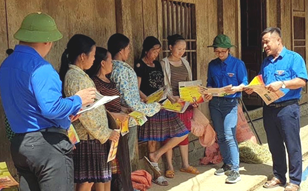 Đoàn viên thanh niên huyện Văn Chấn tuyên truyền cho đồng bào dân tộc thiểu số về hệ lụy của việc tảo hôn, hôn nhân cận huyết thống.