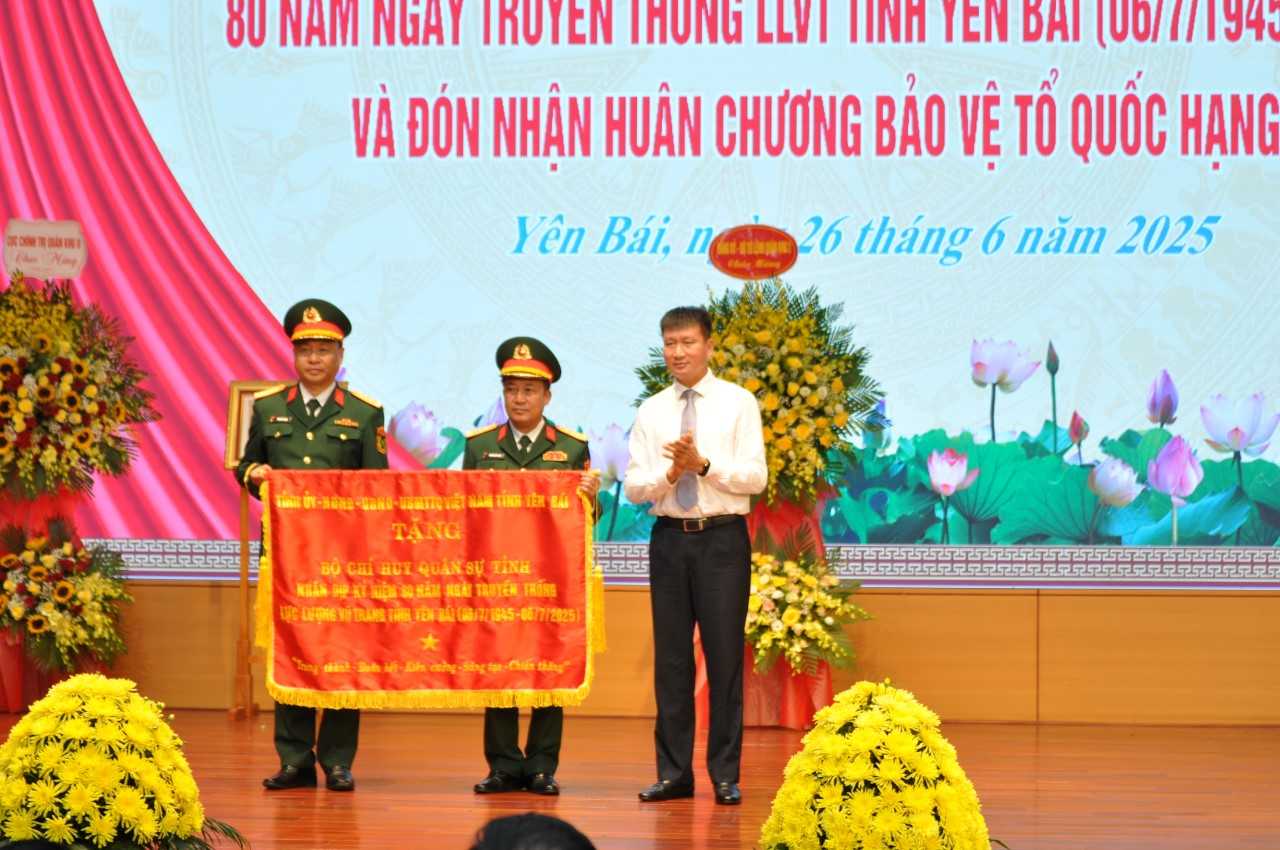Đồng chí Trần Huy Tuấn - Bí thư Tỉnh ủy, Bí thư Đảng ủy Quân sự tỉnh Tặng cờ thi đua cho LLVT tỉnh