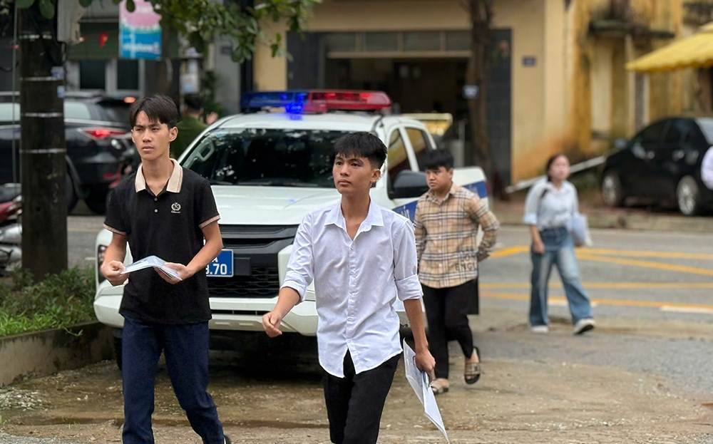 Các thí sinh tại điểm thi Trường THPT Trần Nhật Duật, thành phố Yên Bái.