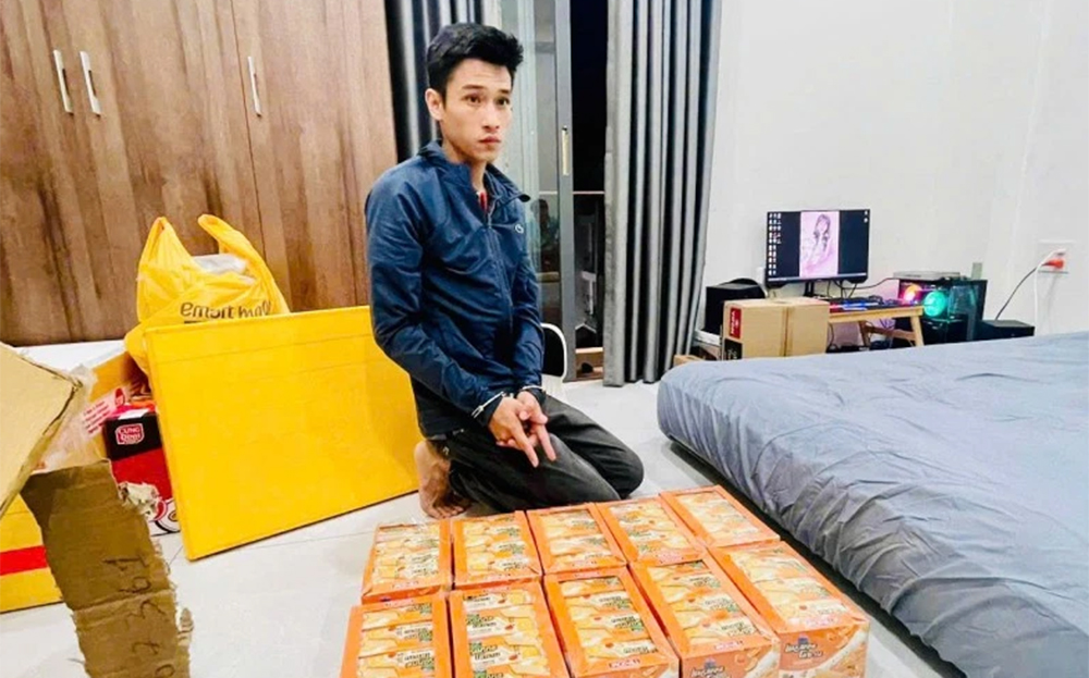 Đối tượng vận chuyển ma túy bằng hình thức đóng gói ma túy cần sa trong các thùng bánh kẹo. (Ảnh: Công an cung cấp)