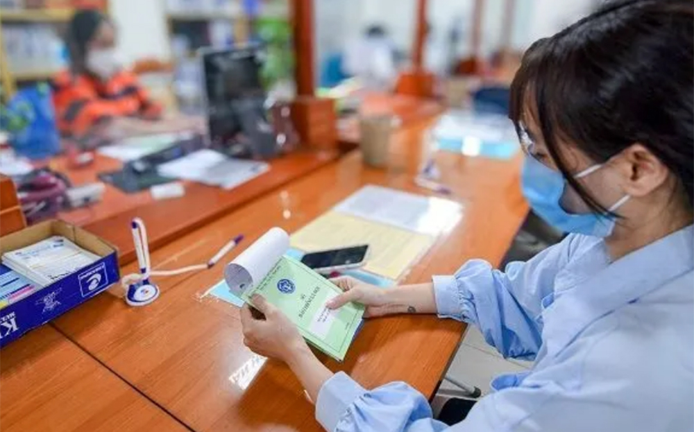 Việc đăng ký tham gia bảo hiểm xã hội và cấp sổ bảo hiểm xã hội được thực hiện theo quy định tại Điều 28 của Luật Bảo hiểm xã hội