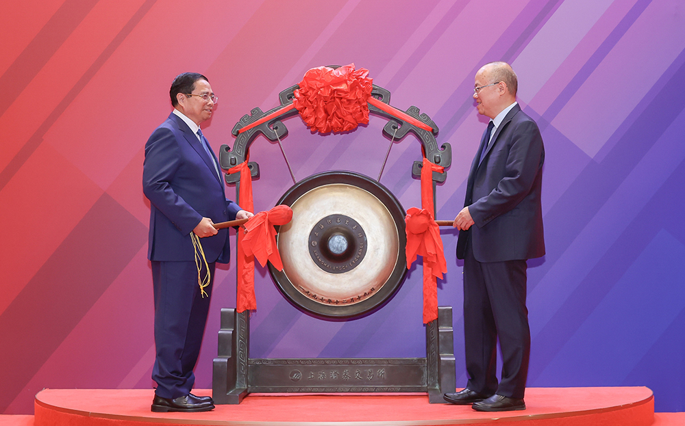 Thủ tướng Phạm Minh Chính thực hiện nghi thức đánh cồng khai mạc phiên giao dịch tại Sàn Giao dịch chứng khoán Thượng Hải.