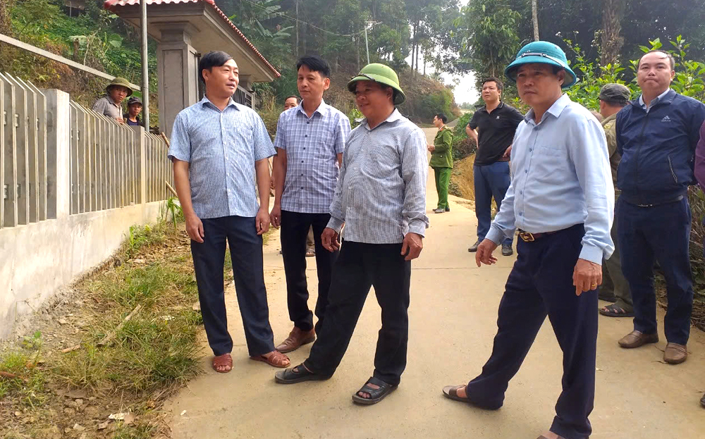 Ông Triệu Trung Hương - Bí thư Chi bộ thôn Khe Đóm, xã Xuân Tầm, huyện Văn Yên (người thứ 2, từ phải sang) vận động nhân dân hiến đất mở rộng đường giao thông nông thôn.