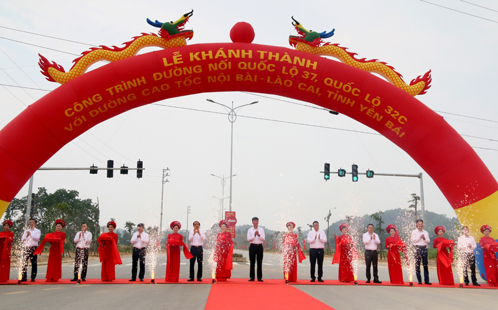 Các đồng chí lãnh đạo tỉnh Yên Bái cắt băng khánh thành công trình Đường nối quốc lộ 37, quốc lộ 32C với đường cao tốc Nội Bài - Lào Cai.