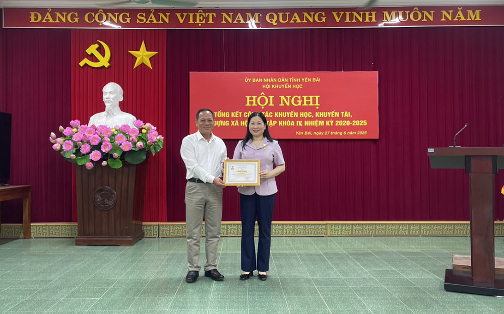 Phó Chủ tịch UBND tỉnh Vũ Thị Hiền Hạnh nhận Kỷ niệm chương Vì sự nghiệp khuyến học.