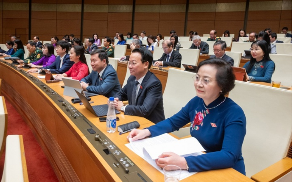 Các đại biểu nhấn nút thông qua Luật sáng 27/6.