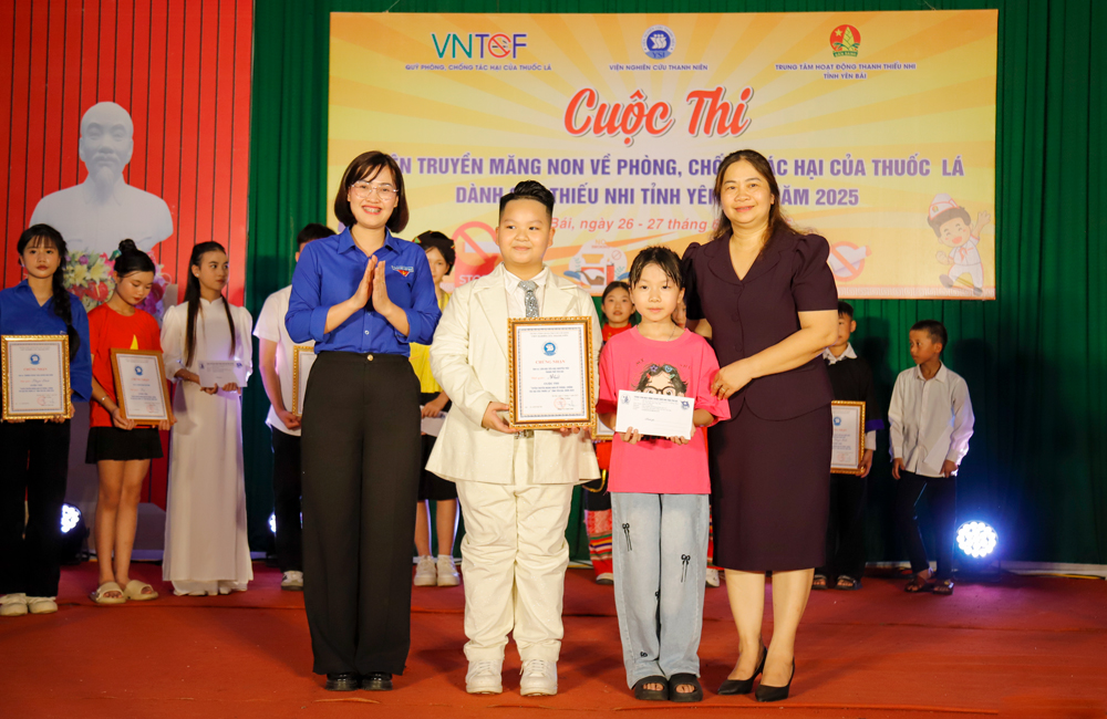 Ban tổ chức trao giải Nhất cho Liên đội Trường Tiểu học Nguyễn Trãi (thành phố Yên Bái).