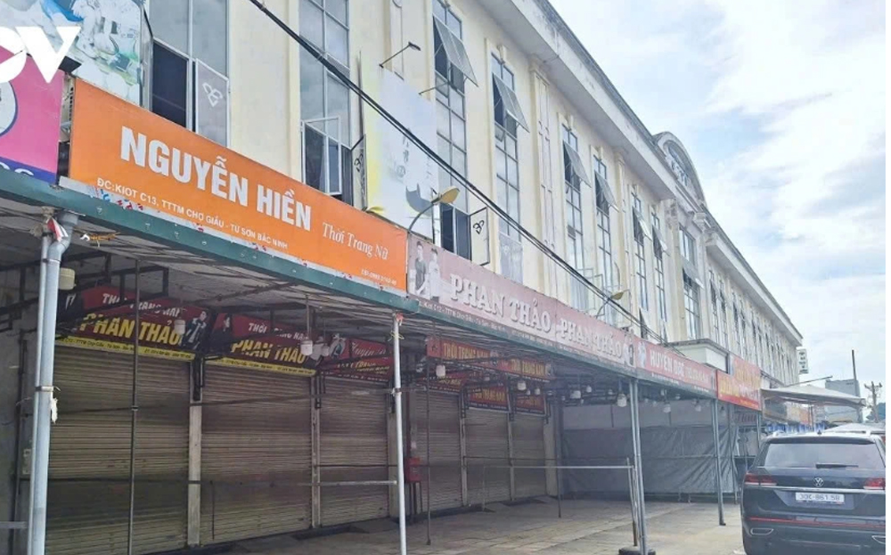 Nhiều cửa hàng quần áo tại chợ Giàu (TP Từ Sơn) thường tấp nập 