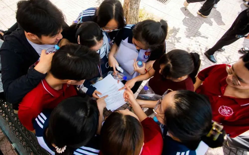 Thí sinh tham dự kỳ thi tốt nghiệp THPT 2025 sau khi hoàn thành bài thi. Ảnh minh họa