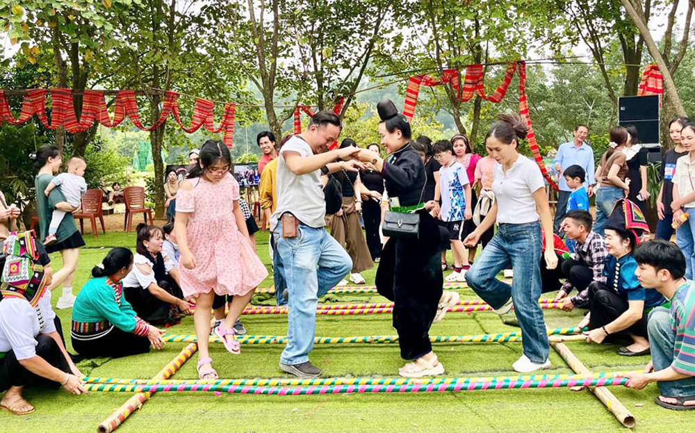 Người dân tham gia hoạt động hưởng ứng Ngày Gia đình Việt Nam năm 2025 tại Làng Văn hóa, du lịch các dân tộc Việt Nam, thị xã Sơn Tây.  (Ảnh minh họa)