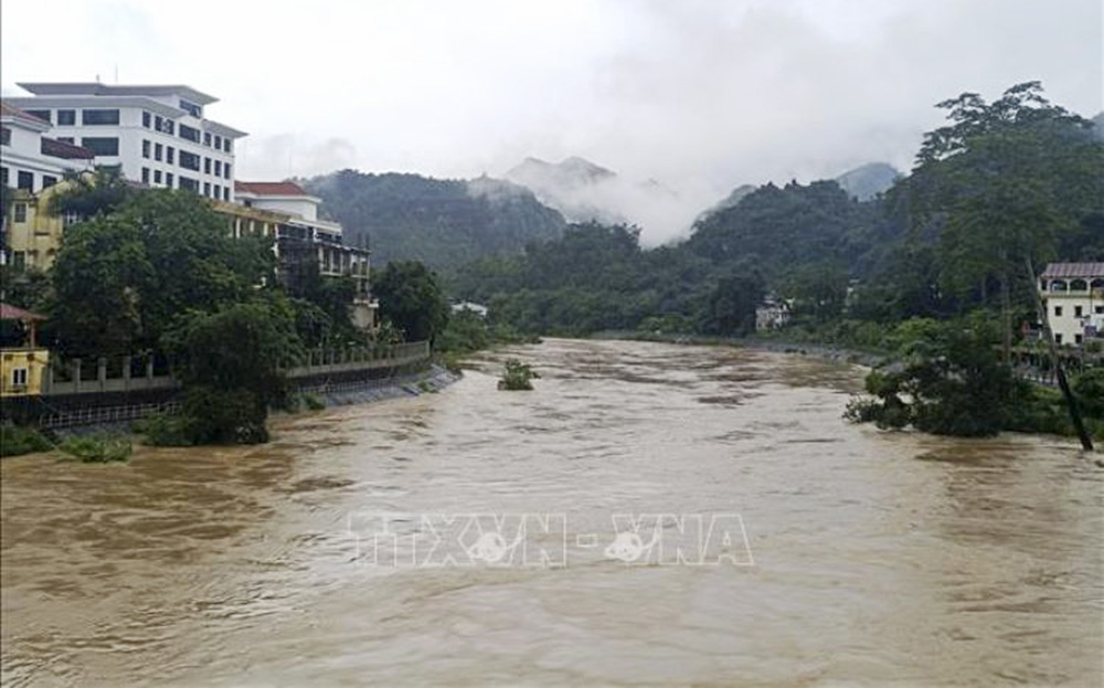 Mực nước sông Lô đang dâng cao ngày 28/6.