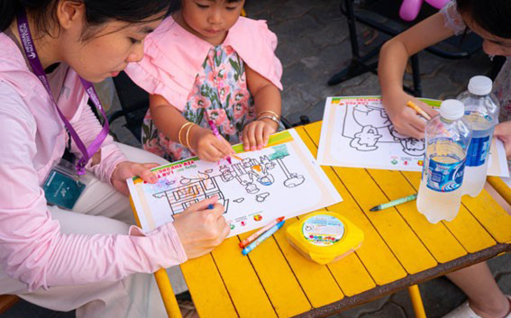 Hoạt động ý nghĩa để gắn kết sự tham gia của cha mẹ và con trẻ trong Ngày hội “Lan tỏa yêu thương”.