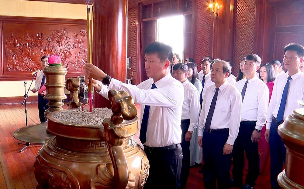 Bí thư Tỉnh uỷ Trần Huy Tuấn dâng hương tưởng niệm Chủ tịch Hồ Chí Minh tại Khu Di tích lịch sử quốc gia Lễ đài Sân vận động thành phố Yên Bái.