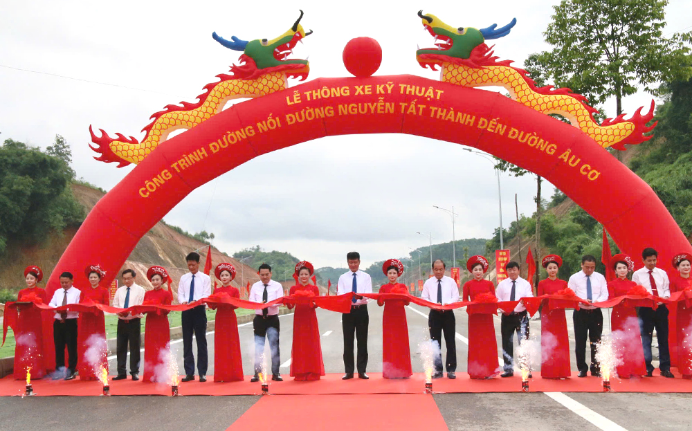 Các đồng chí lãnh đạo tỉnh thực hiện nghi thức cắt băng thông xe kỹ thuật công trình.