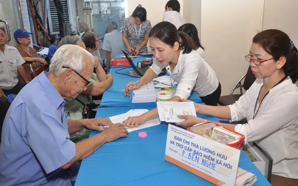 Nhân viên bưu điện thực hiện chi trả lương dafabet com cho người dân.