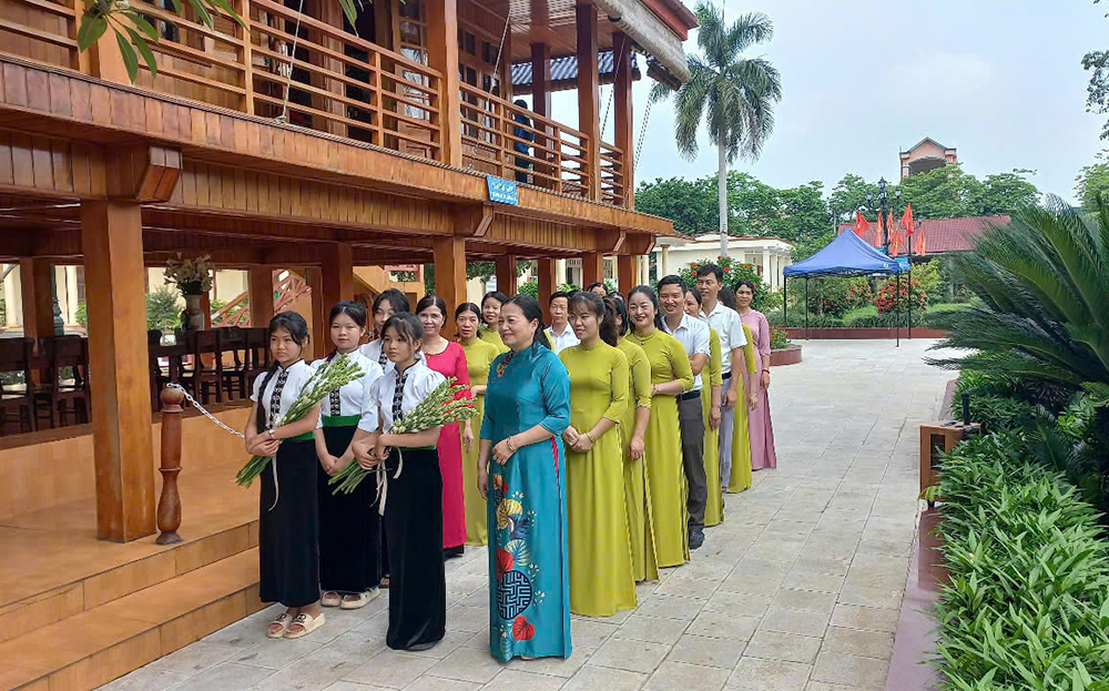 Hàng năm cứ vào ngày 2/9, tất cả các nhà trường ở thị xã Nghĩa Lộ tổ chức các đoàn dâng hương và báo công với Bác.