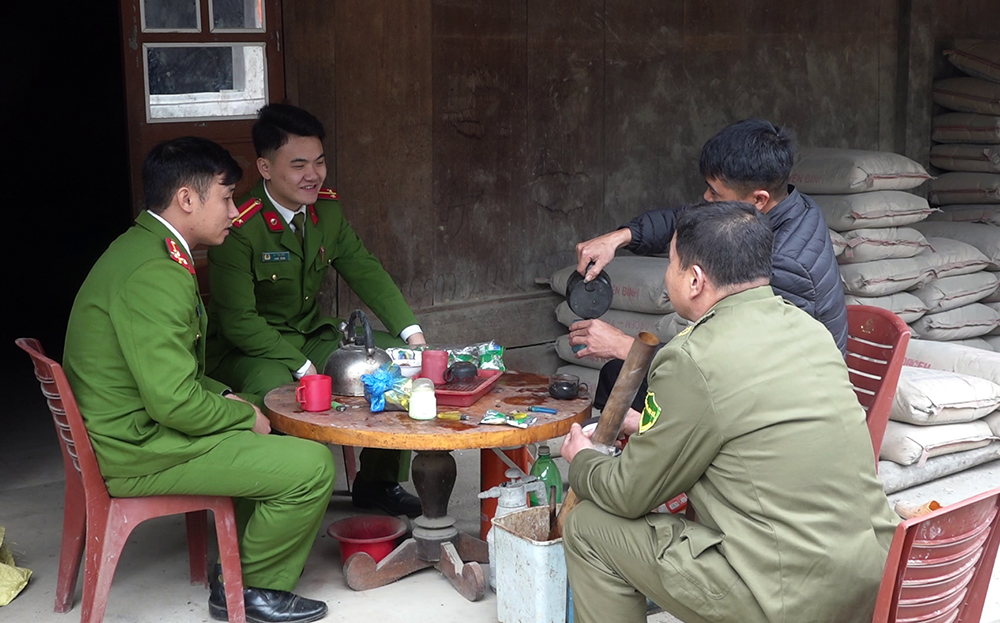 Công an xã Nậm Lành, huyện Văn Chấn tuyên truyền, vận động nhân dân không tàng trữ trái phép chất ma túy.