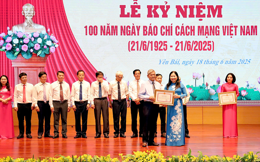 Phó Chủ tịch UBND tỉnh Vũ Thị Hiền Hạnh trao Bằng khen của UBND tỉnh cho nhà báo Nguyễn Thanh Vân nhân dịp kỷ niệm 100 năm Ngày Báo chí cách mạng Việt Nam.